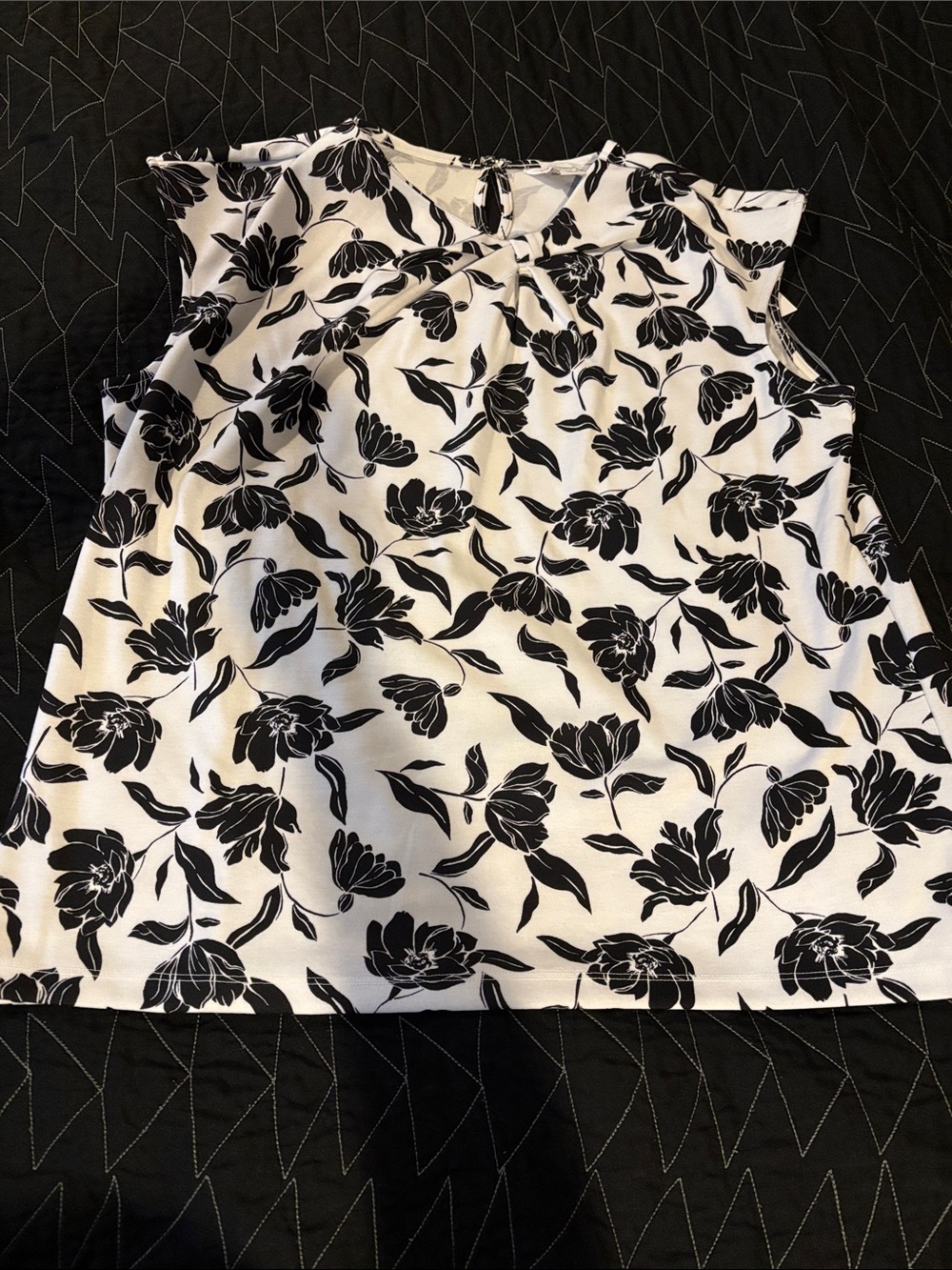 NWT Liz Claiborne Women’s Black & White Floral Sleeveless Top xl